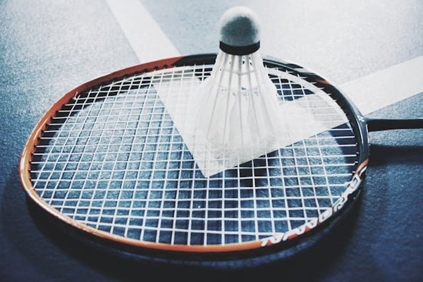 Quelle est la meilleure façon de travailler la tactique dans un match de doubles en badminton?